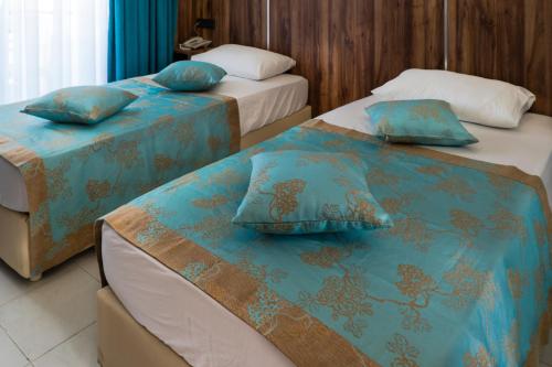 Postel nebo postele na pokoji v ubytování Elijah Hotel