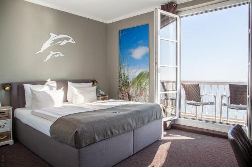 a bedroom with a bed with dolphins on the wall at AKZENT Strandhotels Seestern, Delphin & Lachs in Wilhelmshaven