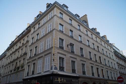 duży biały budynek z mnóstwem okien w obiekcie Hotel Havane Opera w Paryżu