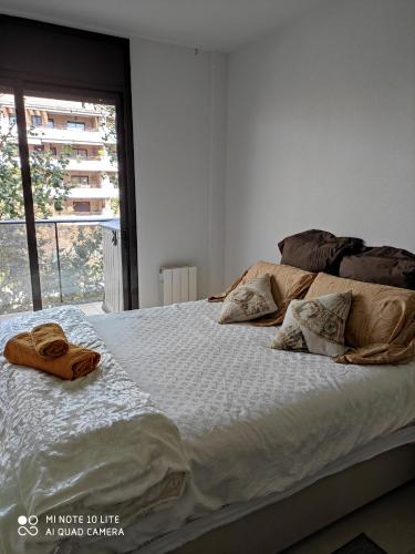 Una cama con dos toallas encima en un dormitorio. en Apartamento Salou lux por precio económico., en Salou