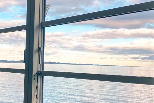a window with a view of the water at Bongska Huset in Abbekås