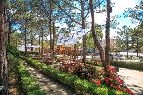 Zahrada ubytování TTC Dreamy Hill Resort - Unlimited Access to TTC World - Thung Lung Tinh Yeu