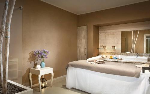 Baglioni Resort Sardinia - The Leading Hotels of the World tesisinde bir banyo