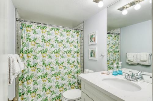y baño con cortina de ducha, aseo y lavamanos. en Maui Vista 2121, en Kihei
