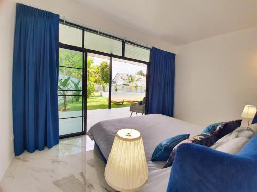 una camera con un letto e una grande finestra di Villa SABAÏ a Khao Lak