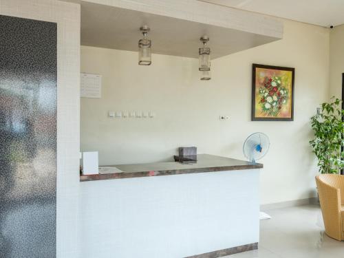 un bancone in una stanza con un dipinto sul muro di Hotel Parahyangan a Tasikmalaya
