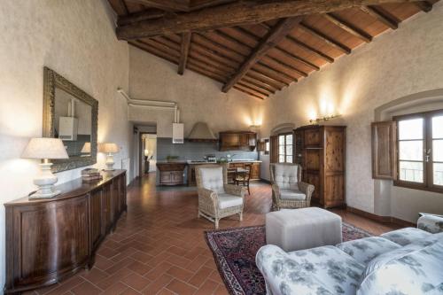 a large living room with a couch and a kitchen at Fattoria Casagrande in Rignano sullʼArno