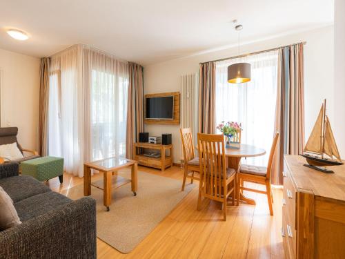 uma sala de estar com um sofá e uma mesa em Kaiservillen Heringsdorf - Ferienwohnung mit 1 Schlafzimmer und Balkon D214 em Heringsdorf