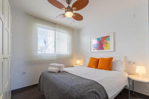 En eller flere senge i et værelse på HOMEABOUT LA MERCED Duplexes