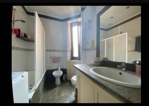 a bathroom with a sink and a toilet at La casa di Roberto in Rome
