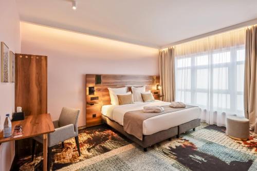 Un pat sau paturi într-o cameră la Hotel des Vosges BW Premier Collection