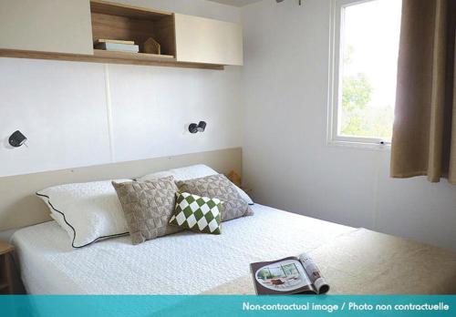 Ένα ή περισσότερα κρεβάτια σε δωμάτιο στο Camping Officiel Siblu Le Bois Masson