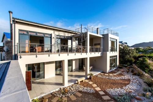 una vista aérea de una casa con balcón en Gecko House, en Pringle Bay