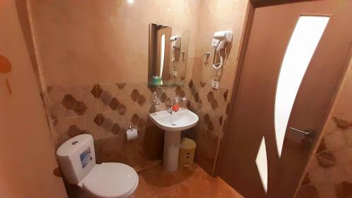 uma pequena casa de banho com WC e lavatório em Hotel Dilijan Old Center em Dilijan