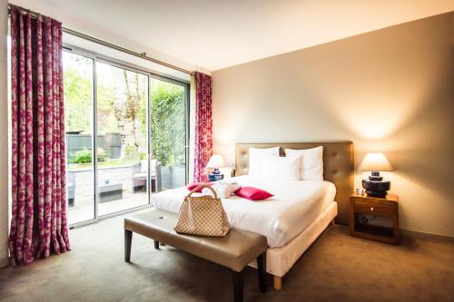 Postel nebo postele na pokoji v ubytování Logis Villa C Hôtel