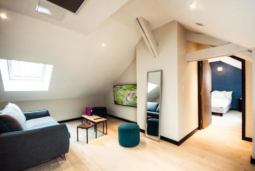 Posezení v ubytování Logis Villa C Hôtel