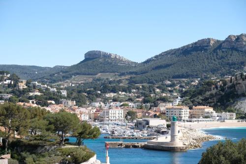 a view of a town and a body of water at Villa Talabar in Cassis