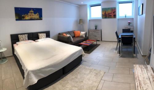 City Apartment in Kreuzberg في برلين: غرفة نوم بسرير كبير وأريكة