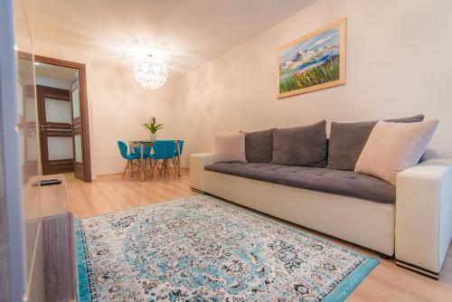 un soggiorno con divano e tavolo di Cichy Zakątek a Zakopane