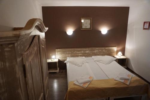 Un pat sau paturi într-o cameră la Pension Podul Turcului