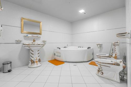 Ванная комната в OydinPlaza Hotel