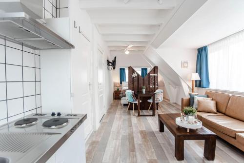 een woonkamer met een bank en een tafel bij Beach Studio Boom in Zandvoort