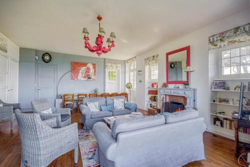 un salon avec deux canapés et une cheminée dans l'établissement Castel Breiz - Maison vue mer, accès plage Fréhel, à Fréhel