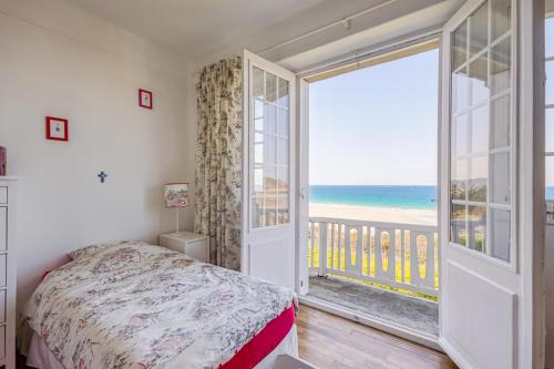 une chambre avec un lit et une vue sur l'océan dans l'établissement Castel Breiz - Maison vue mer, accès plage Fréhel, à Fréhel