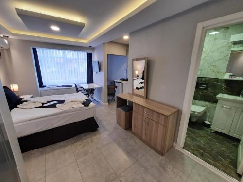 a bedroom with a bed and a bathroom with a tub at Ararat Apart in Istanbul