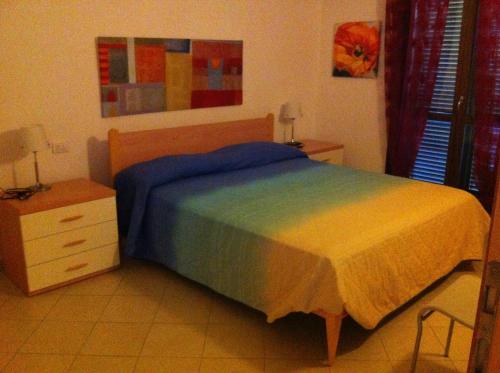 1 dormitorio con 1 cama, vestidor y 1 cama sidx sidx sidx sidx sidx sidx en Residence Villa Hedy, en San Vincenzo