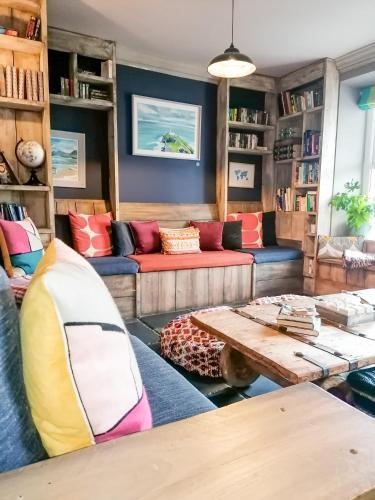 ベトウス・ア・コーエドにあるThe Rocks at Plas Curig Hostelのソファとテーブルのあるリビングルーム