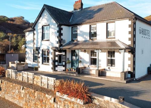 ベトウス・ア・コーエドにあるThe Rocks at Plas Curig Hostelの白い家