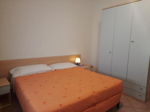 una camera con un letto e una coperta arancione di Girasole House a Firenze