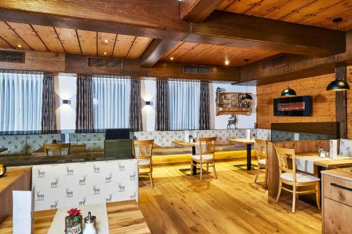 Uma área de estar em Hotel Rupertihof
