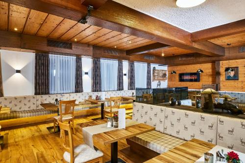 Uma área de estar em Hotel Rupertihof