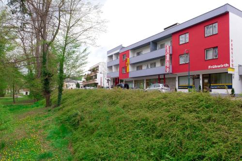 バート・タッツマンスドルフにあるPension Frühwirthの丘の脇の赤い建物