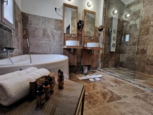 uma grande casa de banho com banheira e chuveiro em La Villa Dune, Hôtel & Spa Nuxe em Saint-Tropez