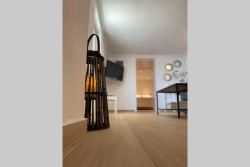 un soggiorno con lampada su pavimento in legno di Neochori Studio a Karpathos