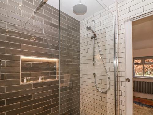 eine Dusche mit Glastür im Badezimmer in der Unterkunft Hockerley Cottage in Highpeak Junction