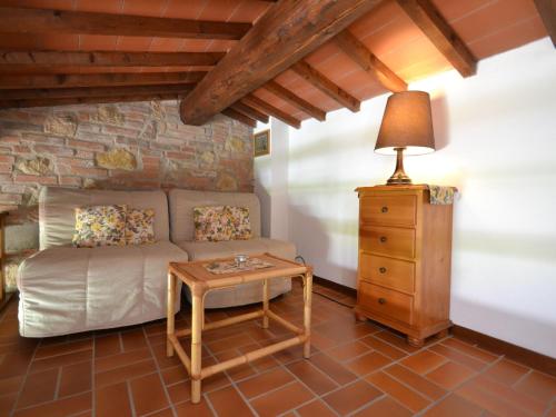 - un salon avec un canapé et une table dans l'établissement Belvilla by OYO Iris, à Montaione