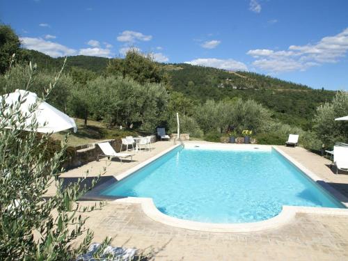 ein großer Pool mit einem Berg im Hintergrund in der Unterkunft Belvilla by OYO Villa San Donato in Galera