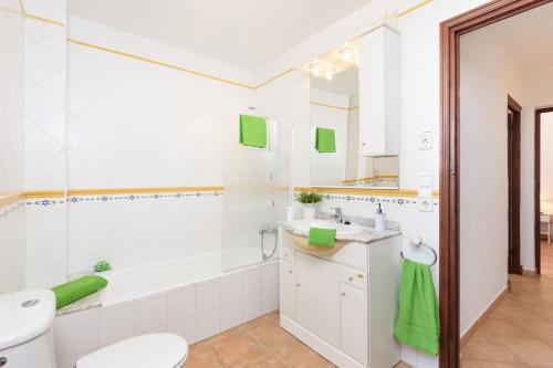 e bagno con servizi igienici, lavandino e vasca. di Villa Amapola by Villa Plus a Santo Tomás