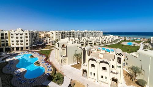 einen Luftblick auf ein Resort mit einem Pool in der Unterkunft Gravity Hotel & Aqua Park Sahl Hasheesh Families and Couples Only in Hurghada