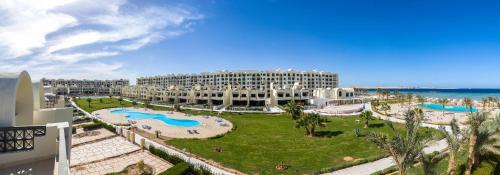 Piscine de l'établissement Gravity Hotel & Aqua Park Sahl Hasheesh Families and Couples Only ou située à proximité