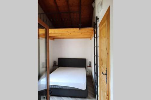 Poschodová posteľ alebo postele v izbe v ubytovaní Casa al Fiume, fantastic rustic in nature Citra 00801-LT-0011