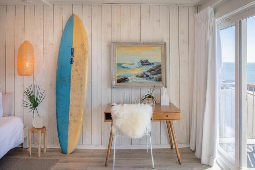 Postel nebo postele na pokoji v ubytování The Surfside Hotel