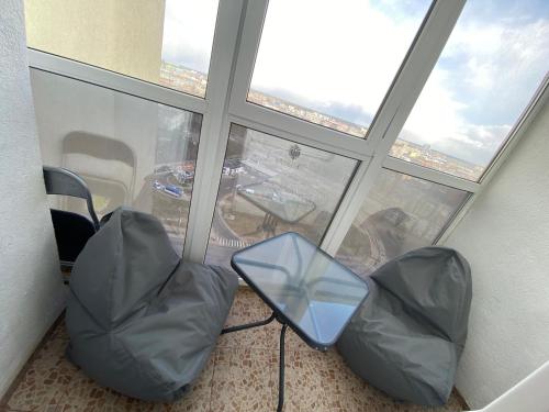 une chambre avec deux chaises et une grande fenêtre dans l'établissement Rent Kiev Apartment 2 min metro Chernihivska, à Kiev
