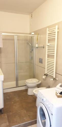 bagno con doccia, servizi igienici e lavatrice. di Michelangelo 81 2Bdr Apartment 75m2 a Milano