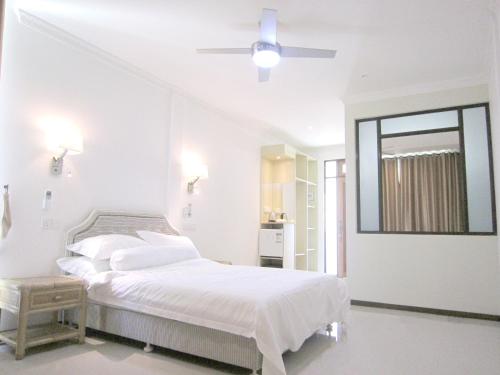 Una cama o camas en una habitación de Nazaki Beach Hotel & Spa Maldives