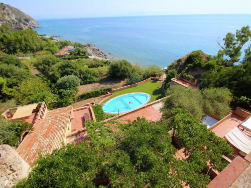 - une vue aérienne sur la piscine et l'océan dans l'établissement Belvilla by OYO Torre, à Ricadi